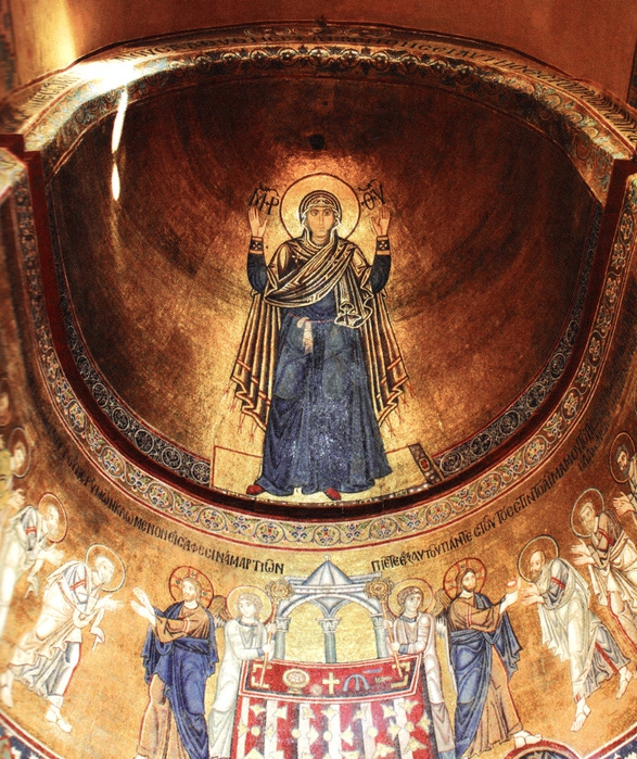 Шестиметровое изображение молящейся Божьей Матери Оранта на вогнутой поверхности купола над алтарем Софиевского собора в Киеве